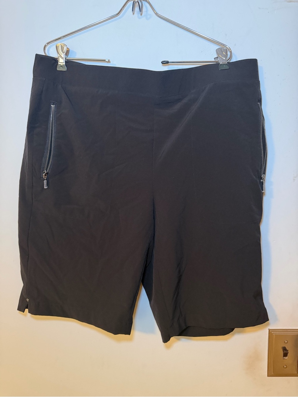 Chico’s Zenergy Black Pull-On Golf Shorts 2.5 (US 14) Zip Pocket Stretch NWOT